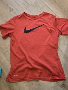 🫣Nike Red Short Sleeve Tee with Black Swoosh